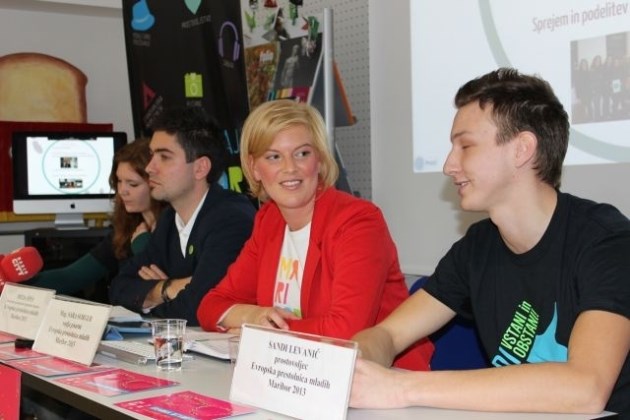 Z včerajšnje novinarske konference: Na sredini mag. Sara Sorger, vodja Pisarne Evropske prestolnice mladih Maribor 2013,...