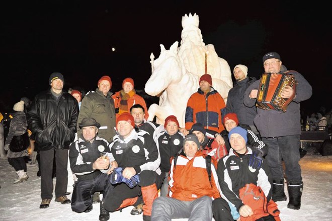 Zmagovalna ekipa Prlekov, članov Turističnega društva Mala Nedelja – Radoslavci, ob svojem kralju Matjažu na belem konju. 