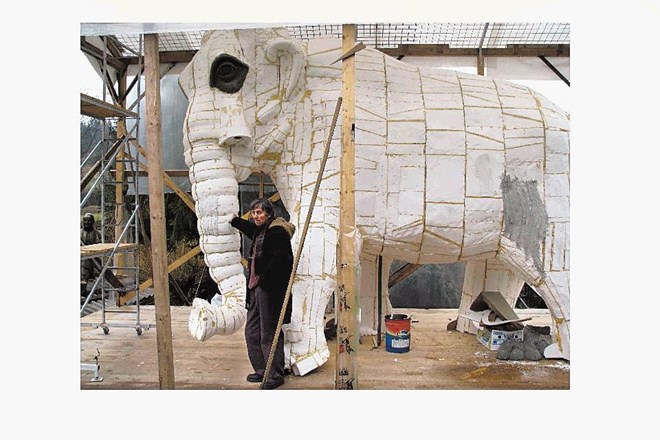 Kipar Miha Kač je že pred leti izdelal prototip znamenitega mastodonta, ki je v dolžino meril več kot šest in v višino več...