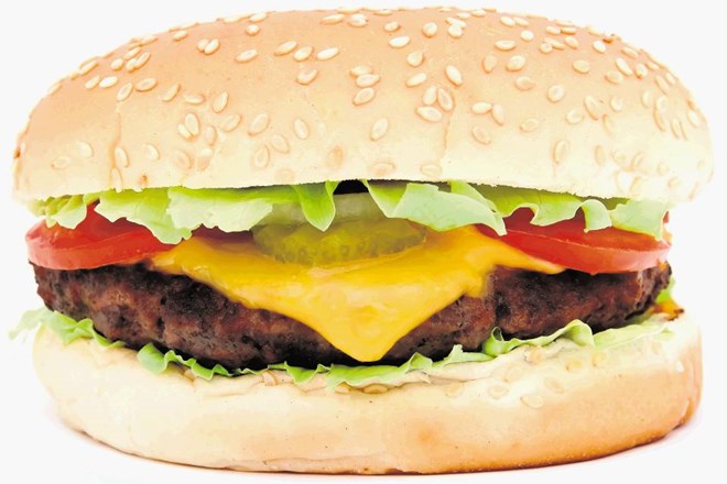 Priljubljeni britanski prigrizek, goveji hamburger, bi lahko po novem nemara poimenovali tudi »hamburger z mešanim mesom«. 