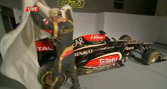 Kimi Räikkönen in Romain Grosjean sta včeraj odkrila novega Lotusa. (Foto: YouTube) 