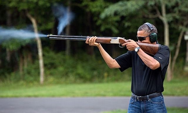 Pod fotografijo, objavljeno na družbeni mreži Flickr, piše, da je bila posneta 4. avgusta 2012 in da kaže Obamo, kako strelja...