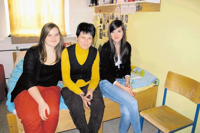 Ravnateljica Dijaškega doma Celje  Milena Čanžek (na sredini)  kljub strogemu varčevanju ne dovoli, da bi mladi občutili...