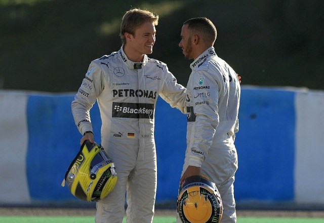 Lewis Hamilton in Nico Rosberg nad uvodom testiranj ne moreta biti najbolj navdušena. (Foto: Reuters) 