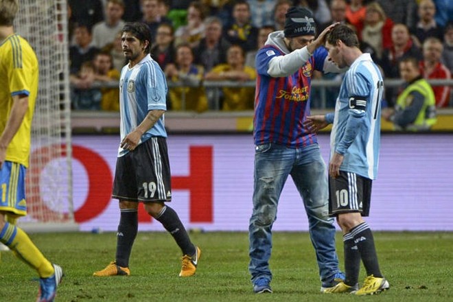 Zvezdniku Barcelone ni bilo hudega, mu je pa bilo zaradi tega vidno neprijetno. (Foto: Reuters) 