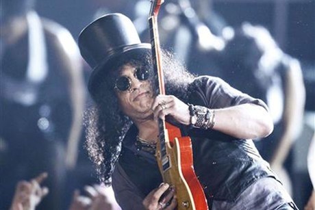 Slash je po ljubljanskem koncertu delil avtograme.  Foto: Reuters 