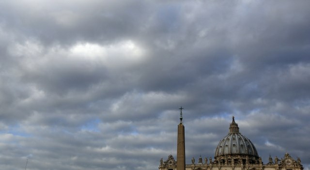 Nad Berlusconija in Montija so se ''zgrnili temni oblaki.''  (foto: Reuters) 
