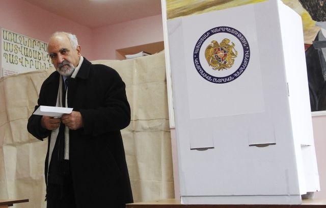 Sedanji armenski predsednik Serž Sarkisjan ima največ možnosti za zmago (foto: Reuters) 