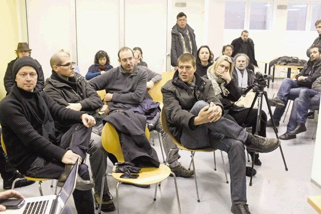 Slovenski filmski ustvarjalci so se včeraj ponovno zbrali v prostorih Filmskega studia Viba film, da bi izrazili svoj protest...