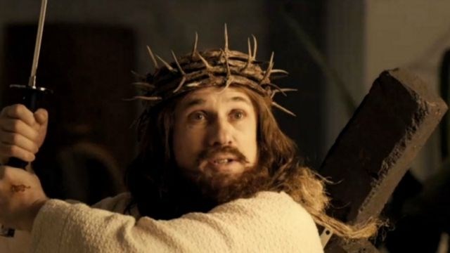 Christopher Waltz v parodiji »Maščevanje Jezusa«. (Foto: YouTube) 