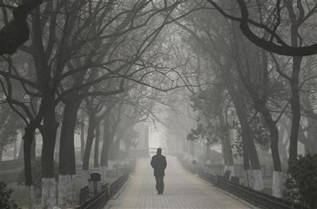 Smog v Pekingu. (foto: Reuters) 