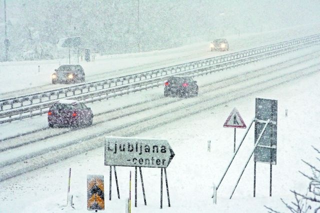 Zaradi sneženja je ponekod po državi oviran promet