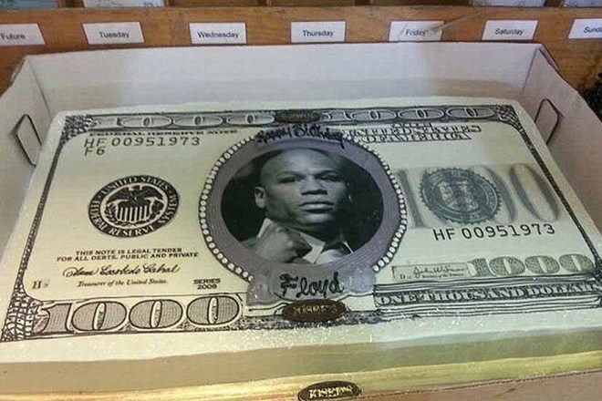 Floyd Mayweather je svojo podobo preslikal kar na torto v obliki tisoč dolarskega bankovca.  (Foto: Twitter) 