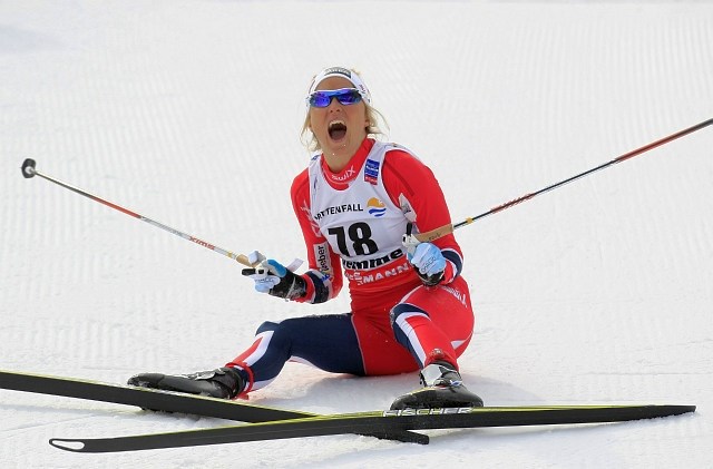 Therese Johaug se je takole razveselila zmage na svetovnem prvenstvu. (Foto: Reuters) 