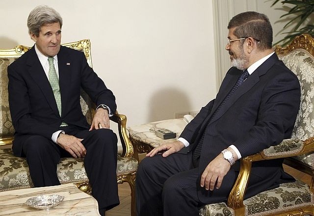 Kerry se je v okviru obiska v Egiptu danes sestal tudi s predsednikom države Mohamedom Mursijem. (foto: Reuters) 