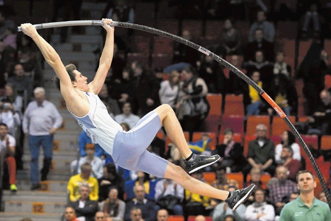 Slovenski skakalec ob palici Robert Renner je na dvoranskem EP v atletiki v Göteborgu preskočil 550 cm. 