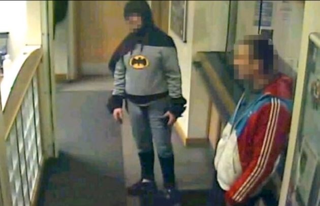 Moški zamaskiran v Batmana in prijeti nepridiprav na bradfordski policijski postaji.    