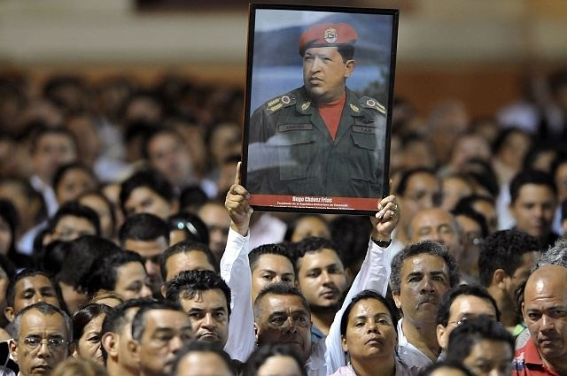 Ob Chavezovi smrti so se takole zbrali njegovi privrženci iz Nikaragvi. (foto: Reuters) 