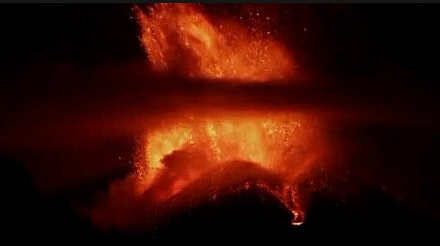 Etna se je razhudila. (foto: Reuters) 