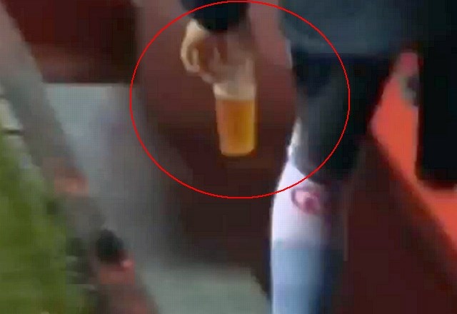 Enrique de Lucas si je na klopi za rezervne igralce privoščil pivo. (Foto: Youtube) 