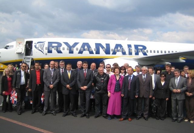 Prvi let Ryanaira in Kanglerjeva delegacija (foto: Tomaž Klipšteter) 