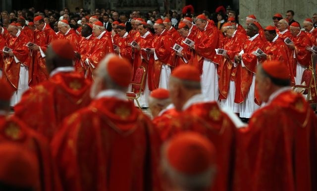 Vseh 115 kardinalov je moških. In eden od teh mož bo postal novi vodja Cerkve s tem pa se bo nadaljeval izključno moški klub....