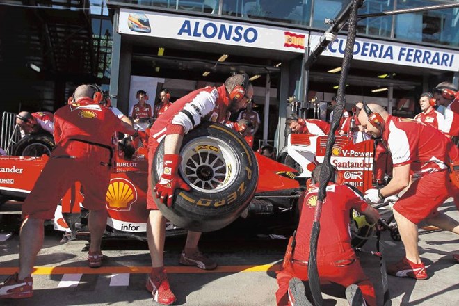 Vaja dela mojstra. Tega se zavedajo tudi Ferrarijevi mehaniki, ki vadijo menjavo pnevmatik. 