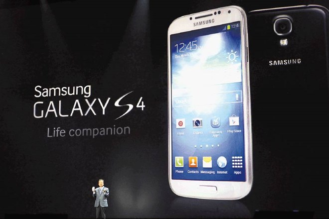 Samsung želi z galaxyjem S4 zagristi v jabolko, pravih inovacij pa je vse manj