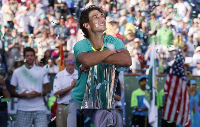 Rafael Nadal je v finalu ugnal Juana Del Potra (v ozadju levo). (Foto: Reuters) 