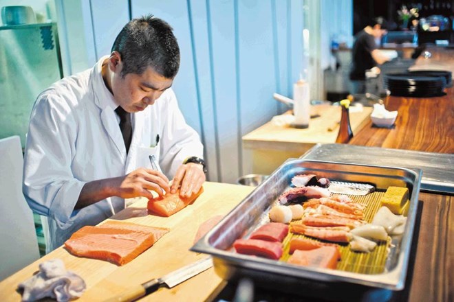 Jošihiko Fudžita je v Slovenijo prišel pred več kot desetimi leti; najprej je kuhal v prvi japonski restavraciji pri nas,...