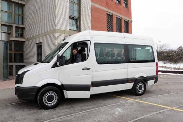 Današnja donacija za URI Soča: kombinirano vozilo, ki je prirejeno posebej za potrebe prevozov gibalno oviranih oseb.  Foto:...