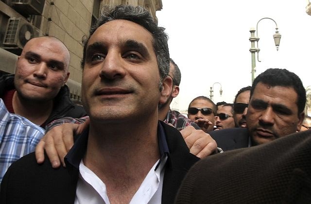 Bassem Youssef (v ospredju) se je danes zglasil pri policiji, ki ga je po zaslišanju izpustila na prostost proti plačilu...