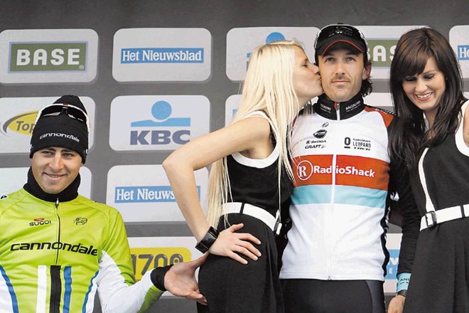 Slovaški kolesar Peter Sagan (levo), sicer velik šaljivec, je med podelitvijo takole v zadnjico uščipnil hosteso, nato pa se...