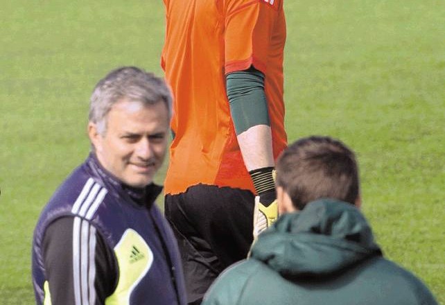 Vsak gleda v svojo smer – Jose Mourinho (levo) in Iker Casillas (desno). 
