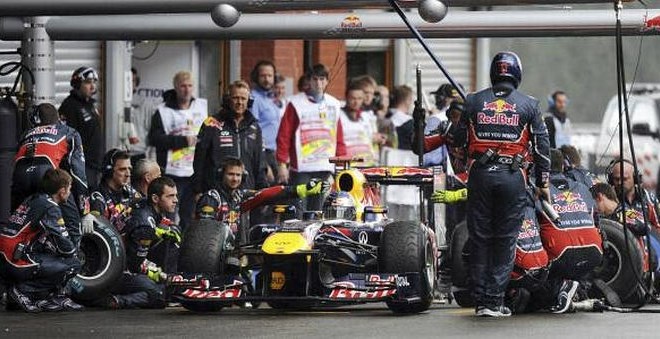 Red Bullovi mehaniki so na dirki v Sepangu rekord srebrnih puščic popravil kar petkrat.  (Foto: Reuters) 