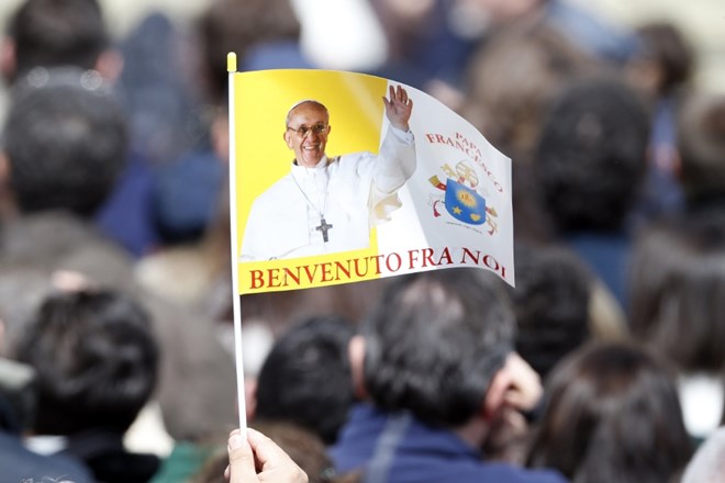 Frančišek je prvi papež iz Latinske Amerike, njegovo izvolitev pa so v Argentini pospremili z množičnim slavjem.    