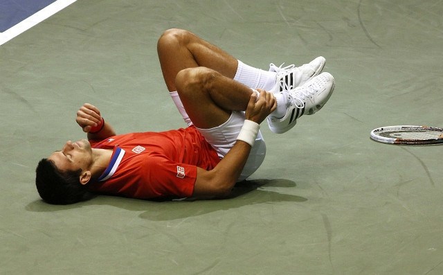 Novak Đoković je kljub zvinu gležnja nadaljeval z dvobojem, v katerem je s 3:1 tudi ugnal Sama Querreyja. (Foto: Reuters) 