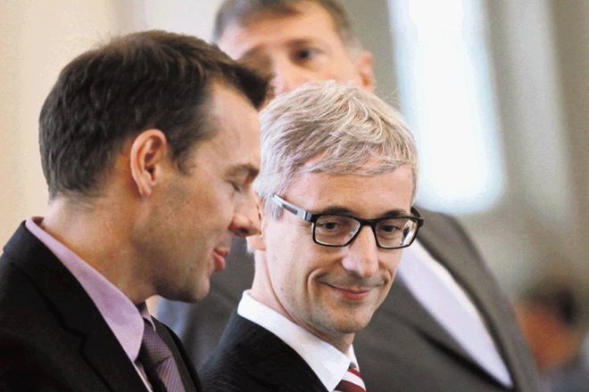 Ministri vlade Alenke Bratušek v svojih kabinetih ne smejo zaposliti več kot šest uslužbencev na zaupanje. Takšna omejitev je...
