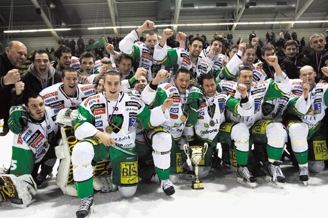Olimpijini hokejisti so se sinoči po drugi finalni tekmi takole veselili naslova prvaka v Zalogu. 