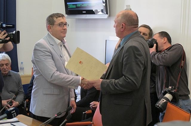 Andrej Fištravec in Milan Mikl med predajo županskih poslov. 