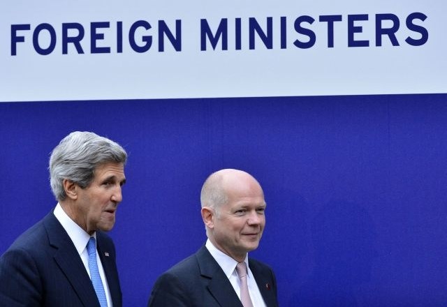 John Kerry in William Hague. (foto: Reuters) 
