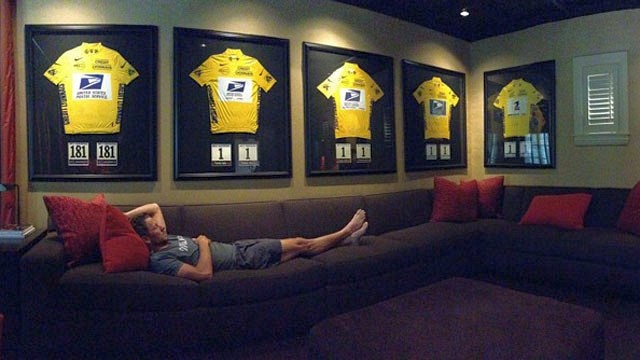 Lance Armstrong ne bo več takole poležaval na kavču v svoji hiši v Austinu. (Foto: Twitter / @lancearmstrong) 