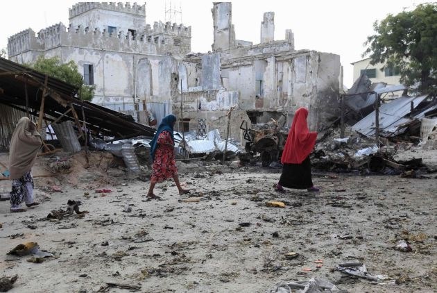 Prizorišče današnjega bombnega napada v Mogadišu.  Foto: Reuters 