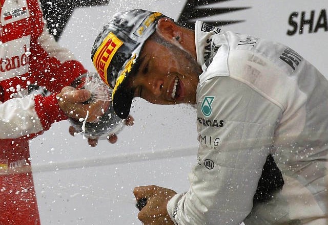 Lewis Hamilton je v nedeljo v Šanghaju ponovno stopil na zmagovalni oder. (Foto: Reuters) 