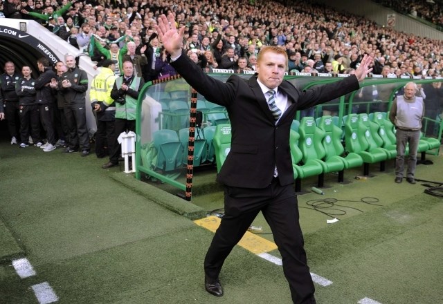 Trener Celtica Neil Lennon se je po zmagi vrnil na igrišče in nagovoril zveste navijače. (Foto: Reuters) 