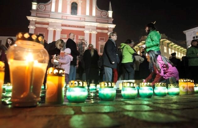 Prižiganje sveč v 24 mestih po vsej državi za svetovni dan spomina na žrtve prometnih nesreč.,     