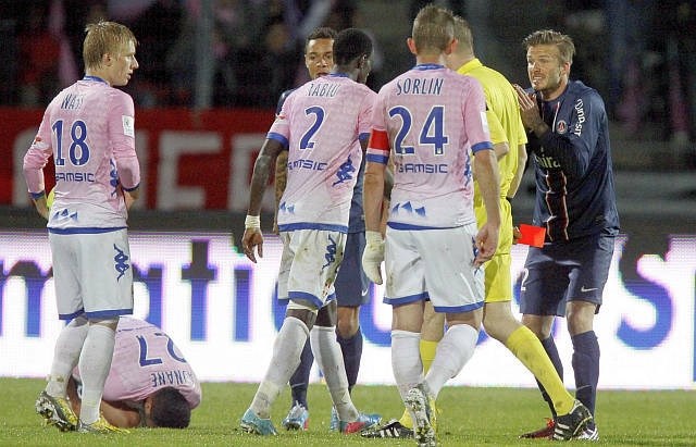 David Beckham (desno) je v igro vstopil v 84. minuti, 8 minut kasneje pa je prejel rdeči karton. (Foto: Reuters) 