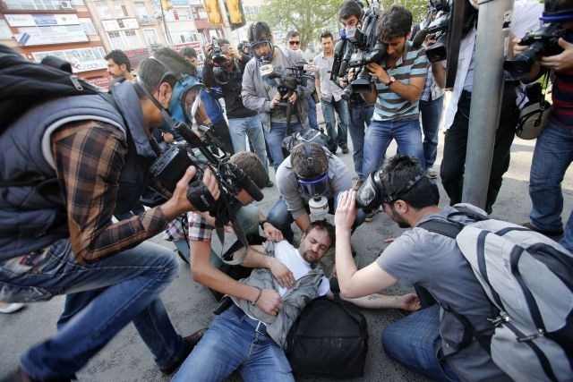 Novinarji po vsem svetu delajo v vse bolj nevarnih okoliščinah. 