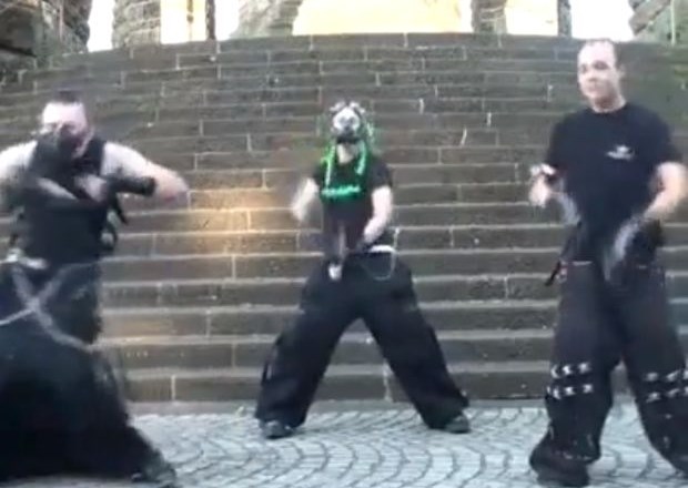 Video dneva: Kaj se zgodi z mračnjaškimi plesalci, če v ozadju zaigramo polko
