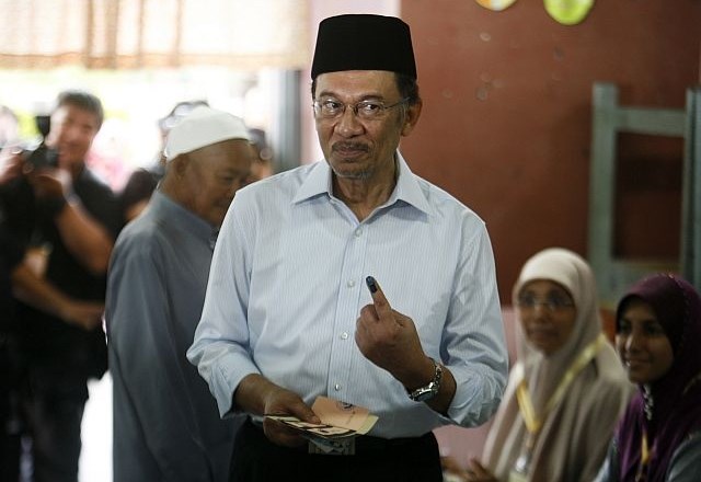 "Ne bomo se sprijaznili z volilnimi prevarami," je opozoril opozicijski voditelj Anwar Ibrahim. (foto: Reuters) 